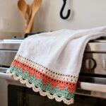 O pano de prato de crochê com barrado colorido voltou a ser item desejado e ganhou versão moderna para cozinhas jovens