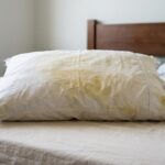 O que significa quando o travesseiro fica amarelado mesmo com a fronha sempre limpa