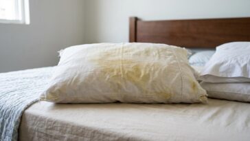 O que significa quando o travesseiro fica amarelado mesmo com a fronha sempre limpa