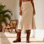 Saia midi de crochê está sendo usada com botas e conquistou quem não abre mão de um visual sofisticado