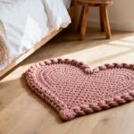 Tapete de crochê em formato de coração está dominando a decoração dos quartos e leva menos fio do que parece