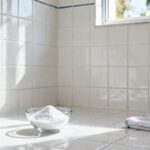 Truque com três ingredientes da cozinha que deixa o rejunte do banheiro branco como novo