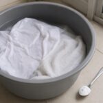 2 colheres de sopa no balde com água fria e as roupas brancas voltam ao branco original em uma única lavagem
