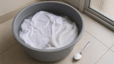 2 colheres de sopa no balde com água fria e as roupas brancas voltam ao branco original em uma única lavagem
