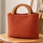 A bolsa de crochê que saiu das feiras de artesanato e chegou às passarelas de São Paulo