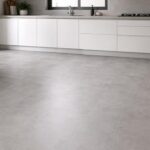 Adeus azulejos na cozinha: a tendência minimalista para renovar o piso em um dia e sem pedreiros
