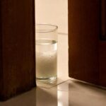 Colocar um copo de sal grosso atrás da porta à noite: para que serve e como sua casa amanhece