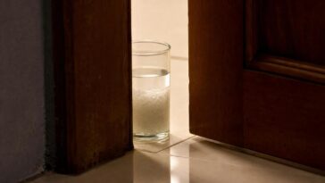 Colocar um copo de sal grosso atrás da porta à noite: para que serve e como sua casa amanhece