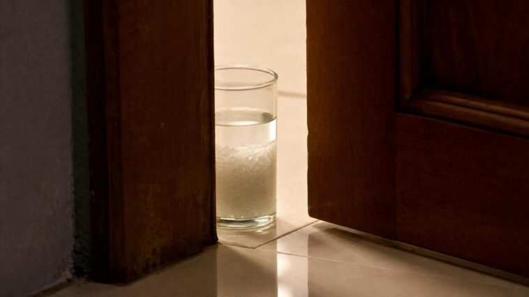 Colocar um copo de sal grosso atrás da porta à noite: para que serve e como sua casa amanhece