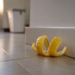 Colocar uma casca de limão no rodapé da cozinha à noite: para que serve e como ela amanhece