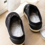 Colocar uma colher de bicarbonato dentro do tênis à noite: para que serve e como ele amanhece