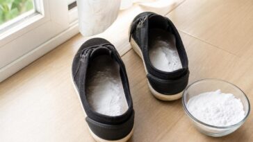 Colocar uma colher de bicarbonato dentro do tênis à noite: para que serve e como ele amanhece