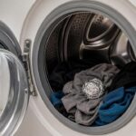 Coloque uma folha de papel-alumínio dentro da máquina de lavar: para que serve e por que recomendam fazer isso