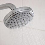 Como desentupir os furinhos do chuveiro e fazer o jato voltar forte e com pressão