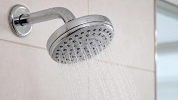 Como desentupir os furinhos do chuveiro e fazer o jato voltar forte e com pressão