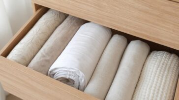 Como dobrar lençol de elástico para caber na gaveta: o truque fácil de encaixar as costuras que está na moda nas redes sociais
