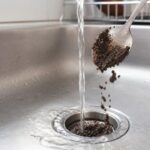 Jogar borra de café no ralo da pia: para que serve e por que é recomendado fazer toda semana