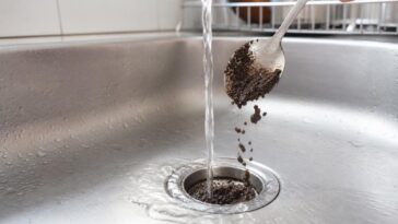 Jogar borra de café no ralo da pia: para que serve e por que é recomendado fazer toda semana