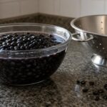 Jogar fora a primeira água do feijão antes de cozinha-lo: para que serve e por que é recomendado