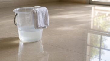 Nem água sanitária nem desinfetante: a mistura caseira que deixa o piso brilhando e perfumado por dias