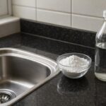 Nem desinfetante nem álcool: a mistura caseira que tira o cheiro de ralo da cozinha e do banheiro de vez
