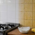 Nem sabão nem multiuso: a mistura caseira que tira a gordura amarelada dos azulejos atrás do fogão