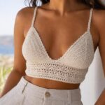 O cropped de crochê que saiu das vilas do litoral e chegou aos editoriais de moda internacional