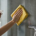 O truque simples das faxineiras experientes para remover manchas do box de forma fácil e rápida
